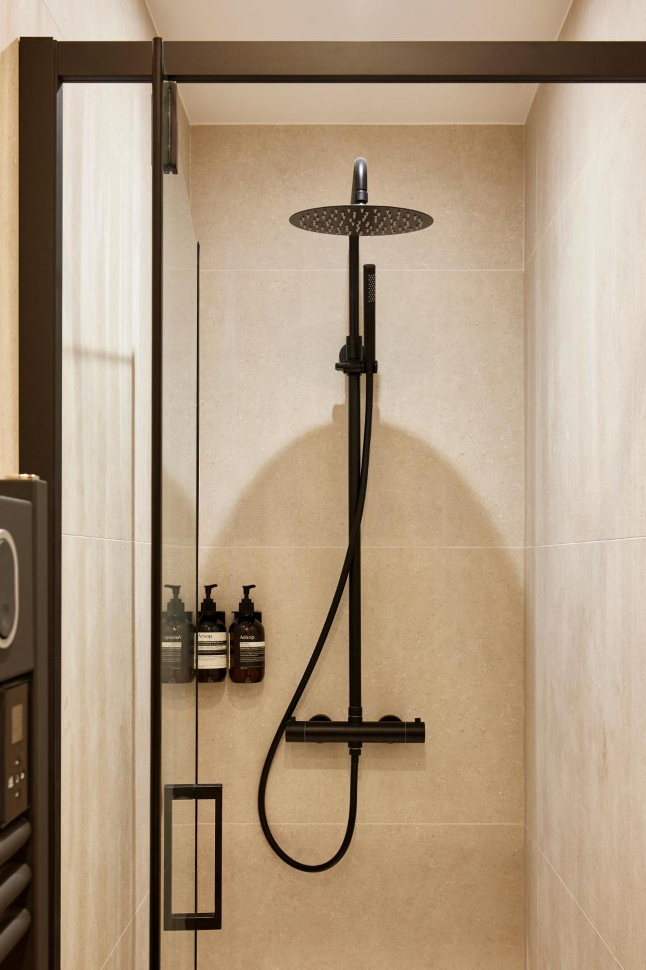 Stylish 2Br & 2Ba With Private Terrace Leilighet Paris Eksteriør bilde